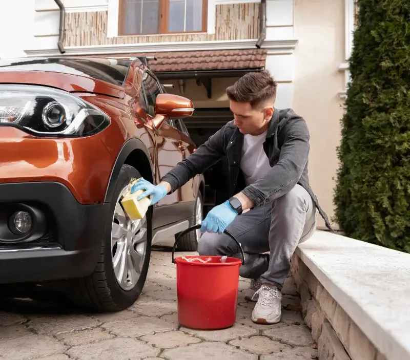 Lavage auto à domicile Lapeyrouse-Fossat : professionnel intervenant sur un véhicule